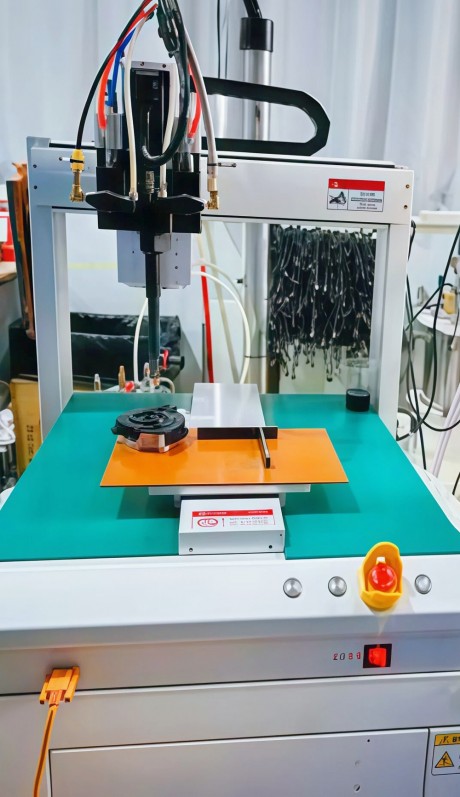 Automatic glue filling machine